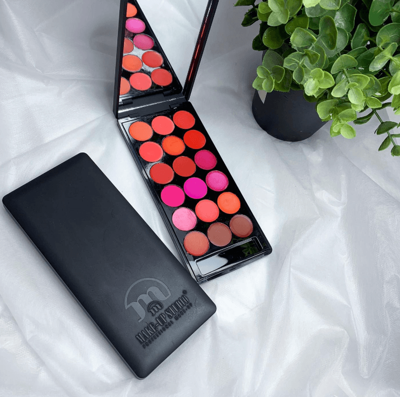 Помады Make-Up Studio стойкие, но при этом не сушат кожу губ. Все оттенки имеют плотный цвет, наносятся без проплешин