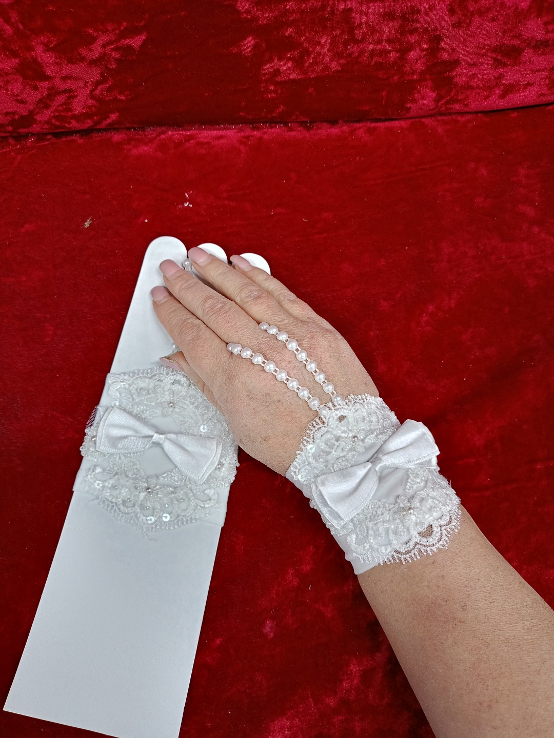 Перчатки Naima белый