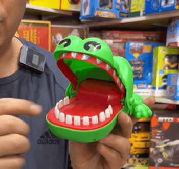 Безумный крокодил - это настольная игра на ловкость и реакцию