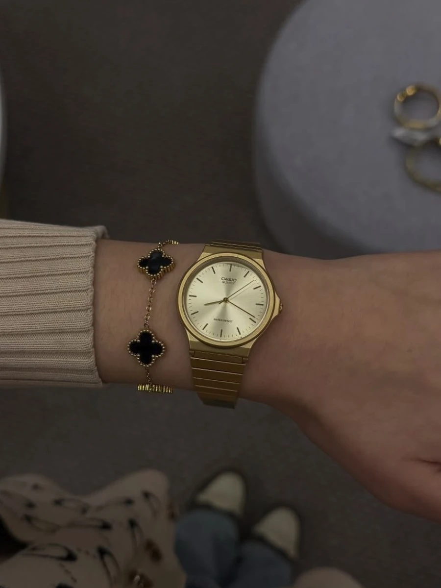 Золотистые часы Casio