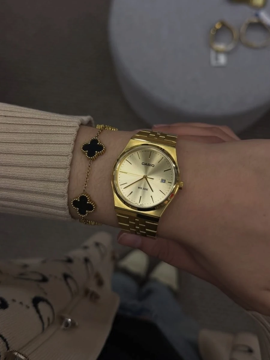 Золотистые часы Casio