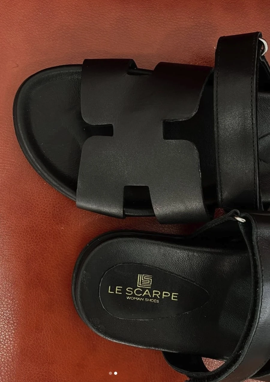 Черные сандалии/шлепанцы бренда Le Scarpe
