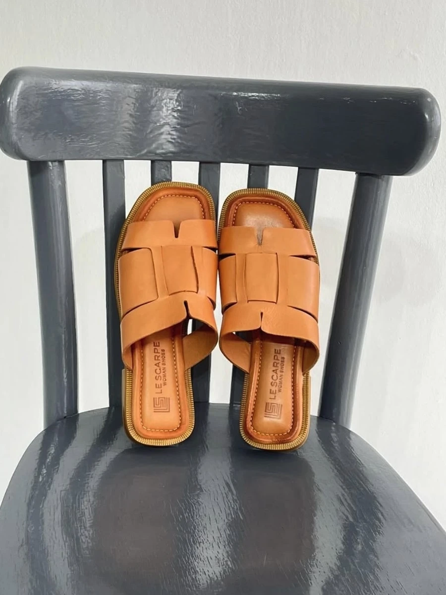 Оранжевые кожаные шлепанцы производит бренд Le Scarpe