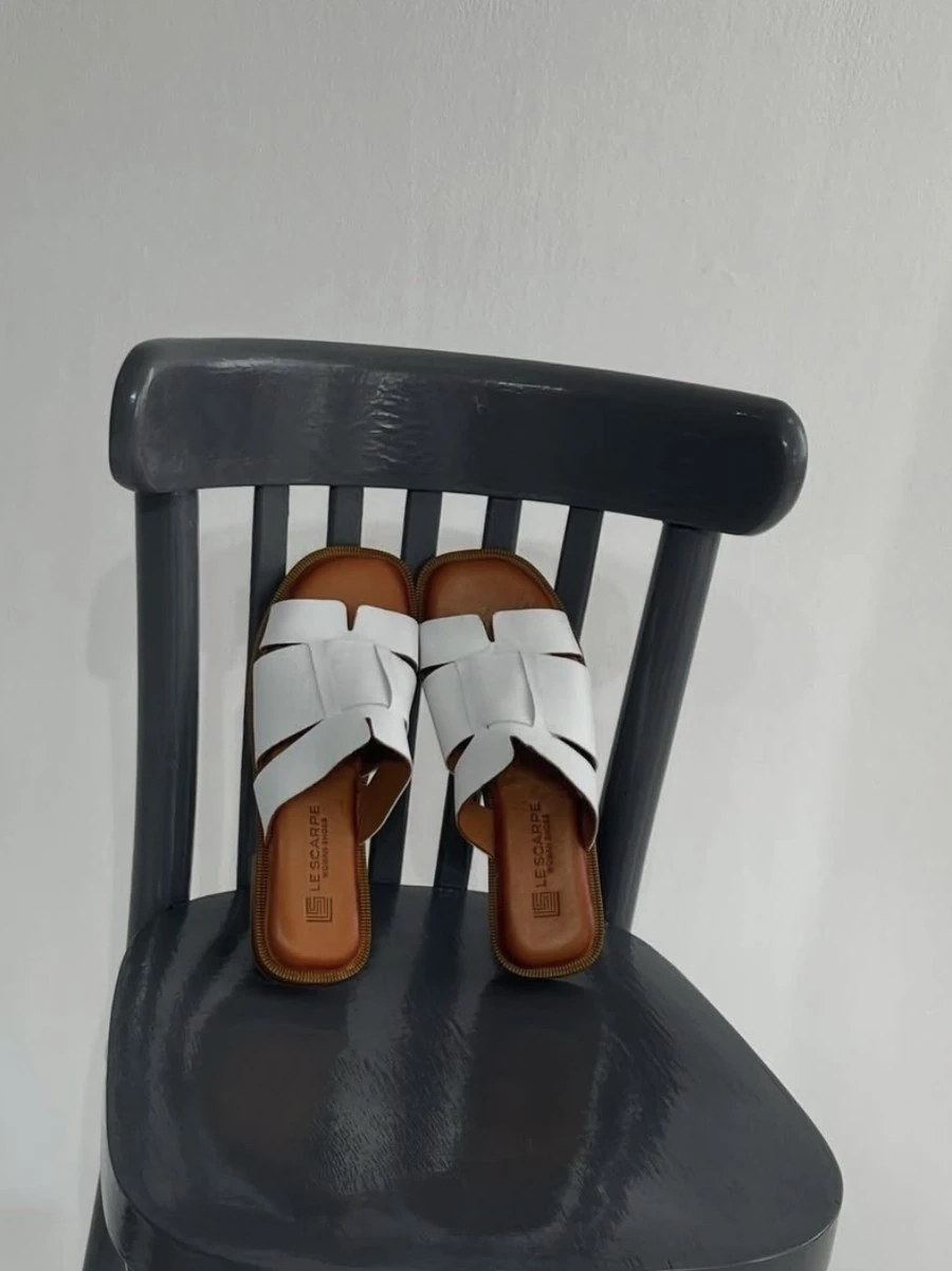 Белые кожаные шлепанцы производит бренд Le Scarpe