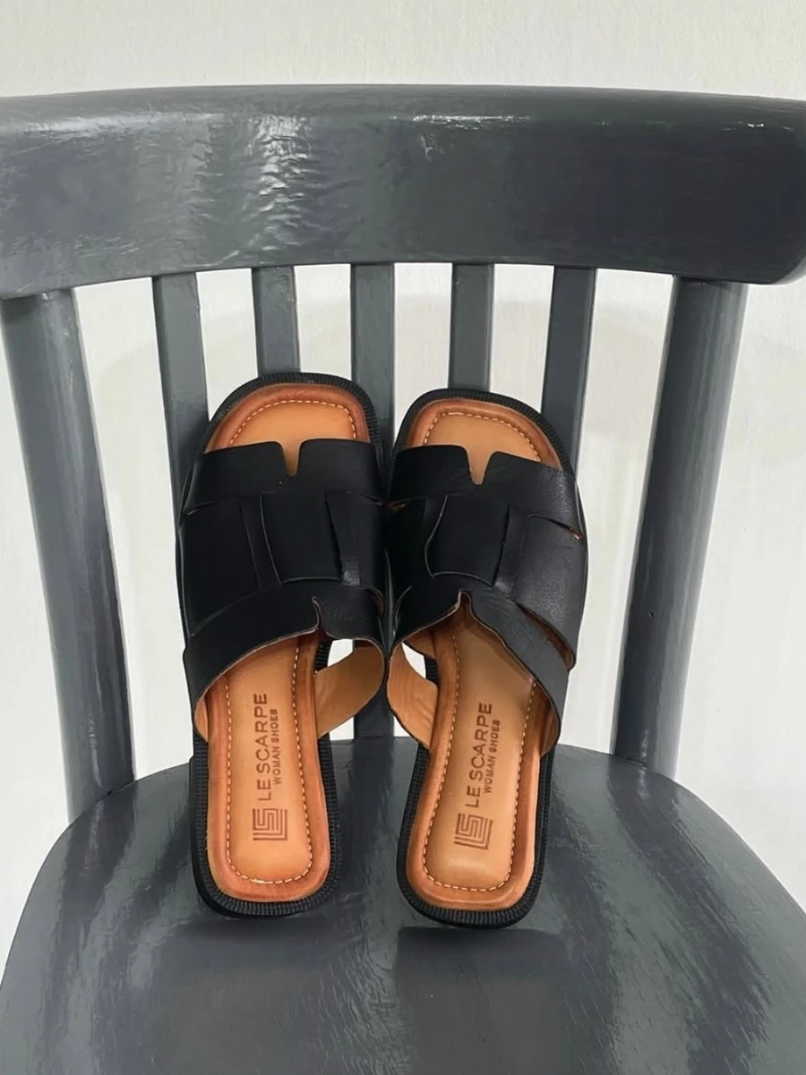 Черные кожаные шлепанцы производит бренд Le Scarpe