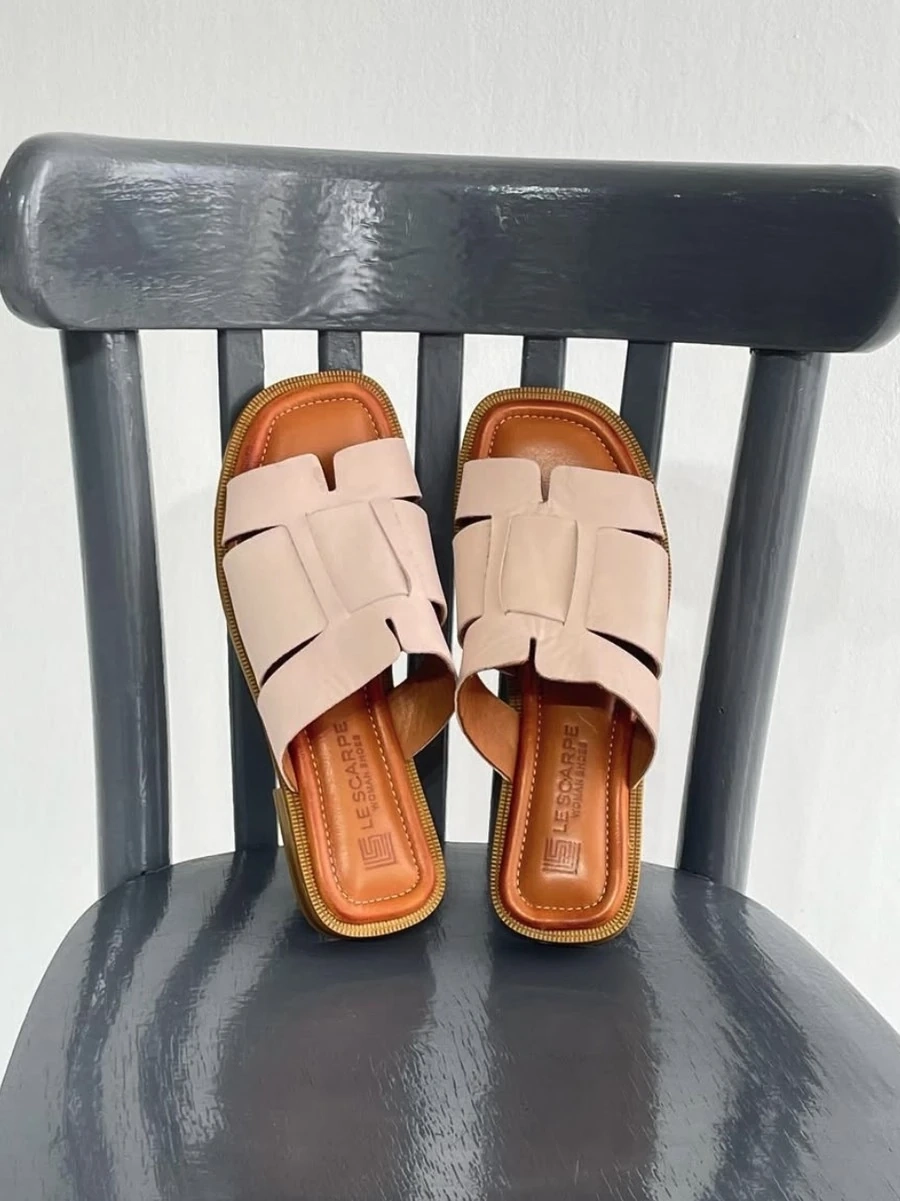 Бежевые кожаные шлепанцы производит бренд Le Scarpe