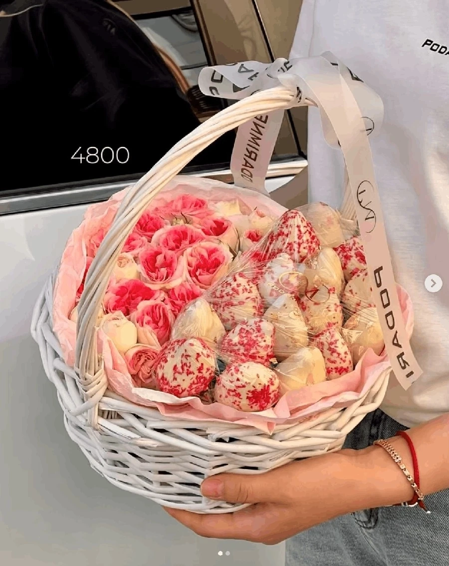 Подарочная корзина из розовых кустовых роз в сочетании с клубникой в шоколаде