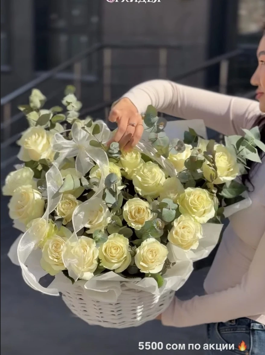 Корзина белых роз