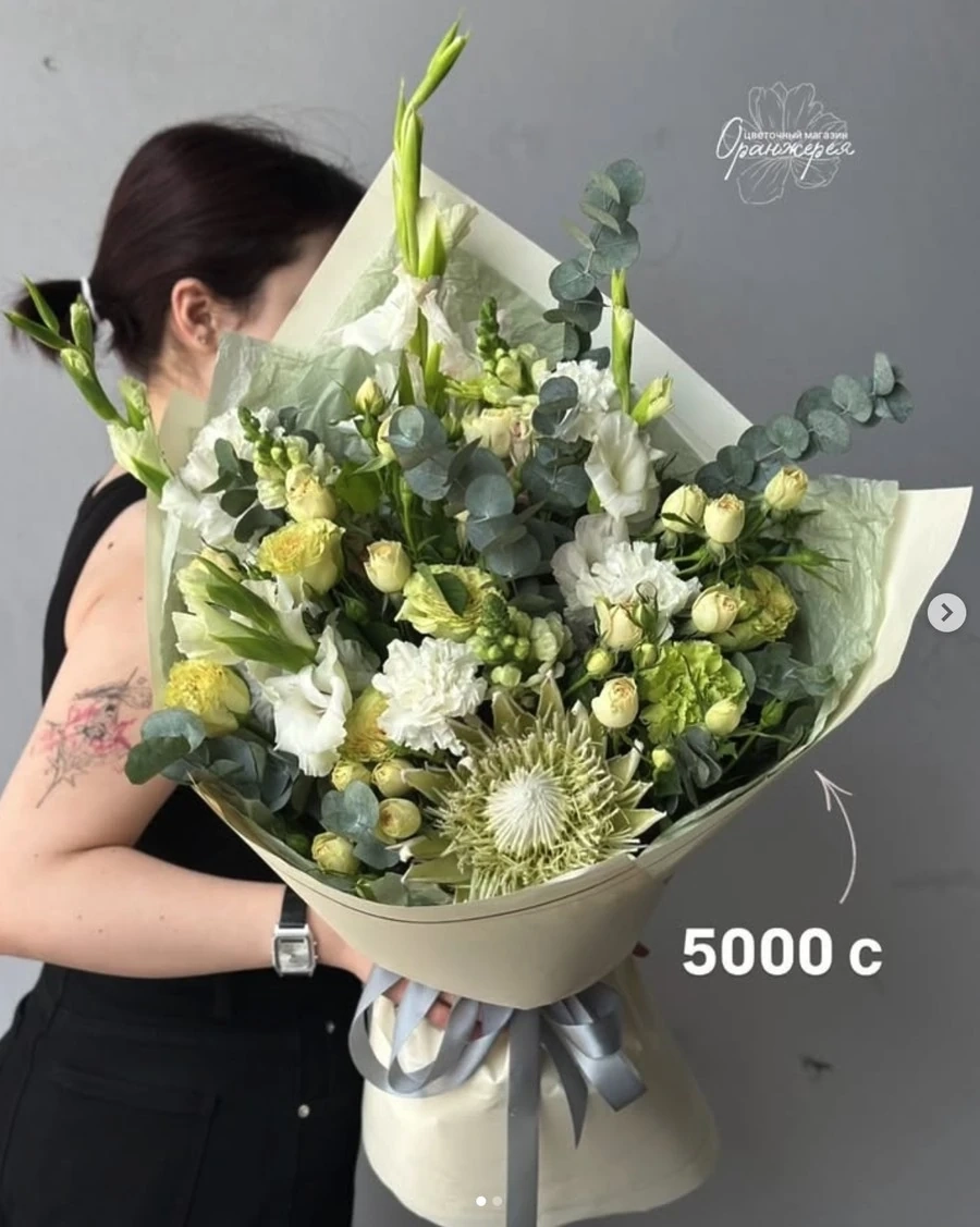 Нежный букет в белых оттенках с дополнением экзотики