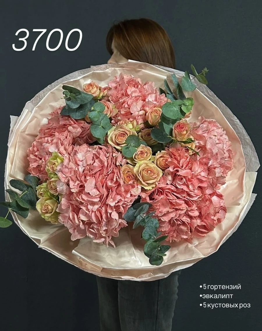 Большой букет из гортензий и кустовых роз