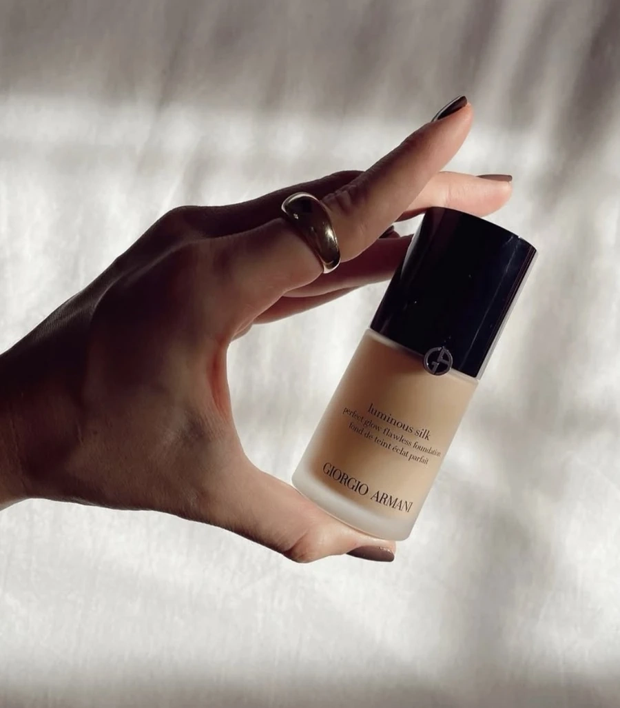 Giorgio Armani Luminous Silk Foundation  легкий жидкий тональный крем с уникальной технологией Micro-fil