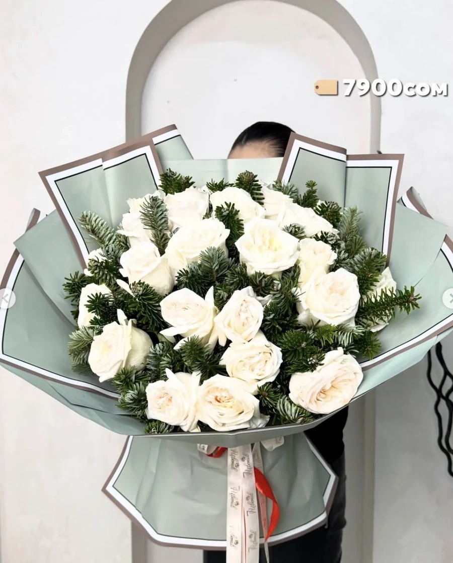 Авторский микс «Снежная королева» — белые розы и нобилис