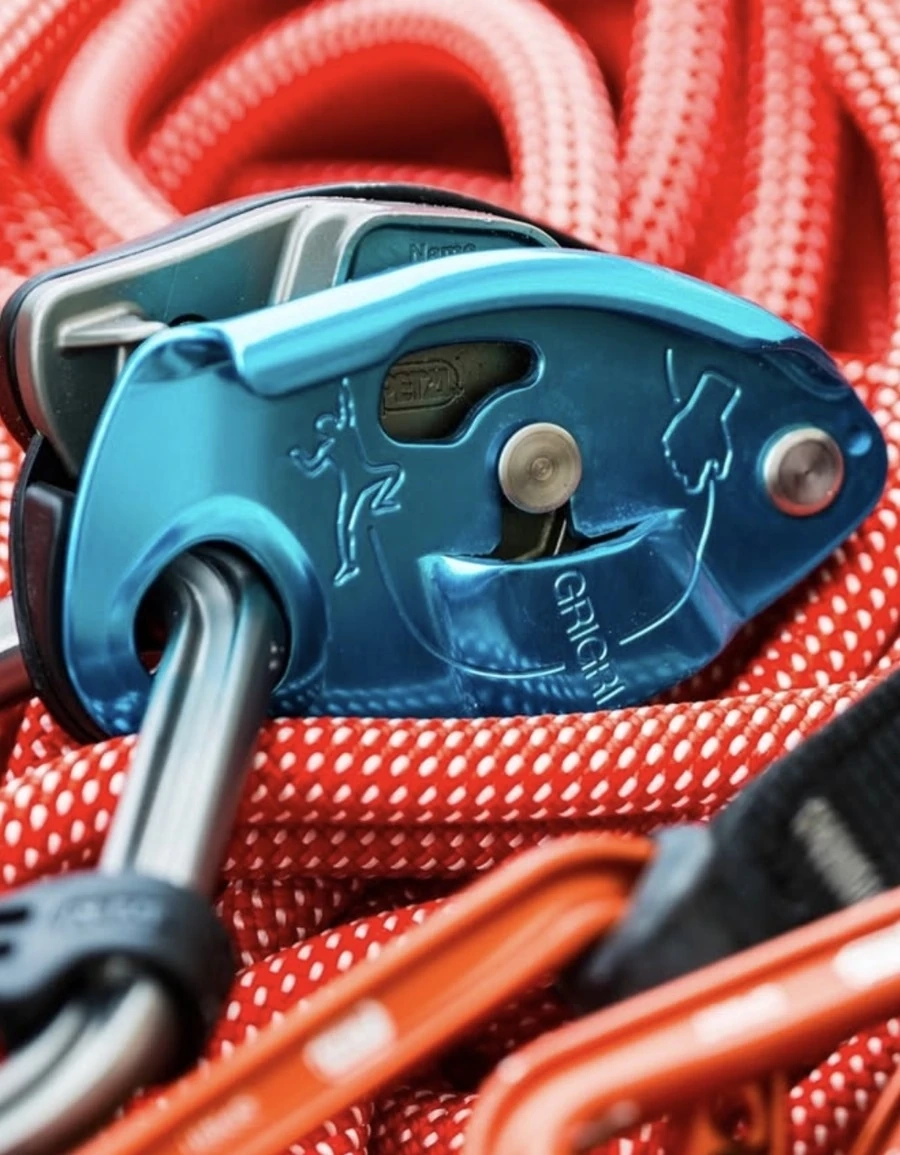 Petzl GRIGRI — страховочное устройство со вспомогательной блокировкой, которое выбирают опытные скалолазы за контроль, удобство и безопасность.