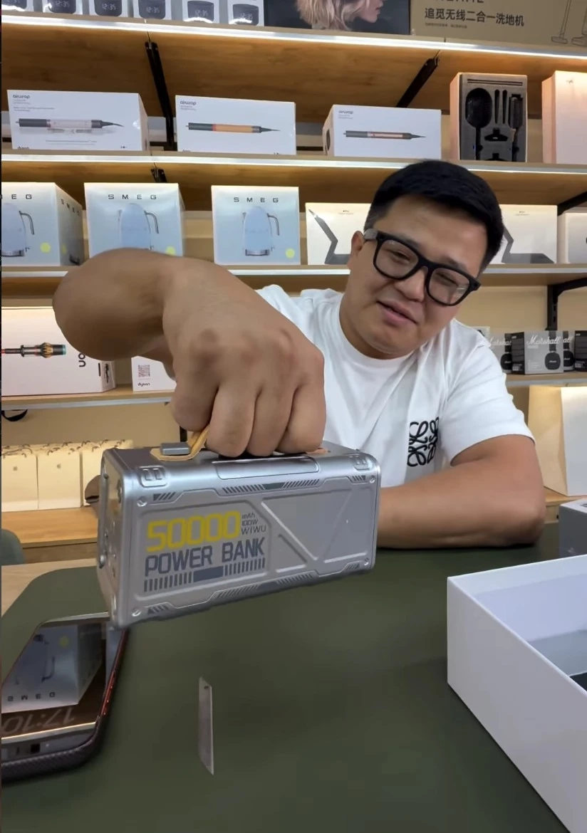 Мощный PowerBank на 50000mAh от WIWU