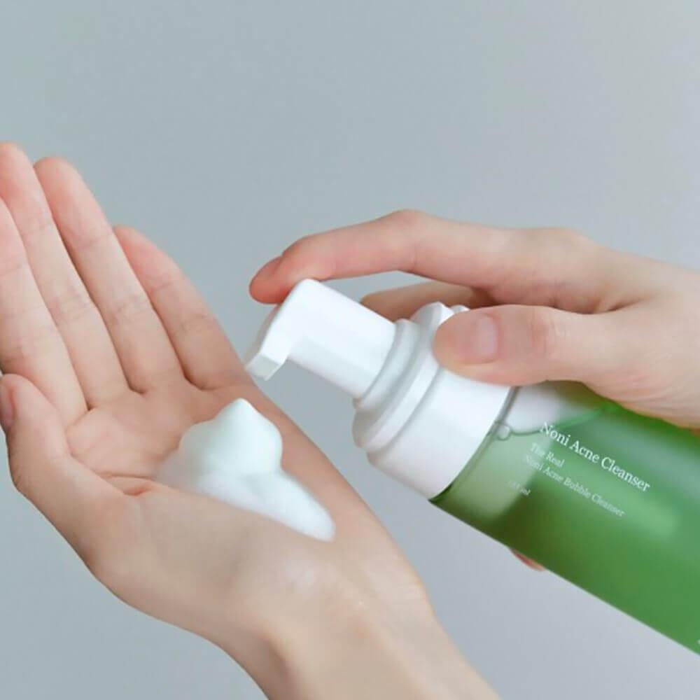 Мягкая очищающая пенка на основе нони Celimax The Real Noni Acne Bubble Cleanser 155мл