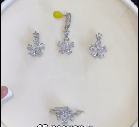 Серебристый белые празрачные снежные цветы / Серебро 925,цирконы
