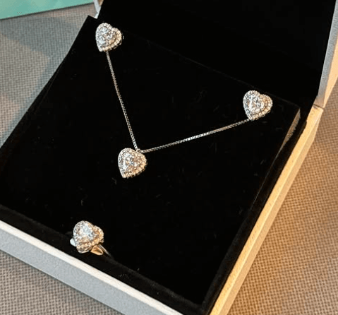 Серебро 925,цирконы / Блестящие сережки , кольцо , колье в виде сердца
