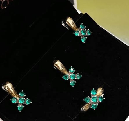 Серьги из красного золота с изумрудами