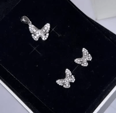 Серьги гвоздики Бабочка серебро / Серебро 925 пробы, цирконы