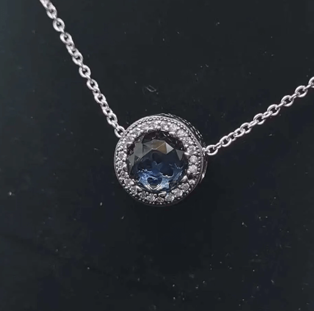Серебро 925 пробы, цирконы / Ожерелье с подвеской из голубого топаза