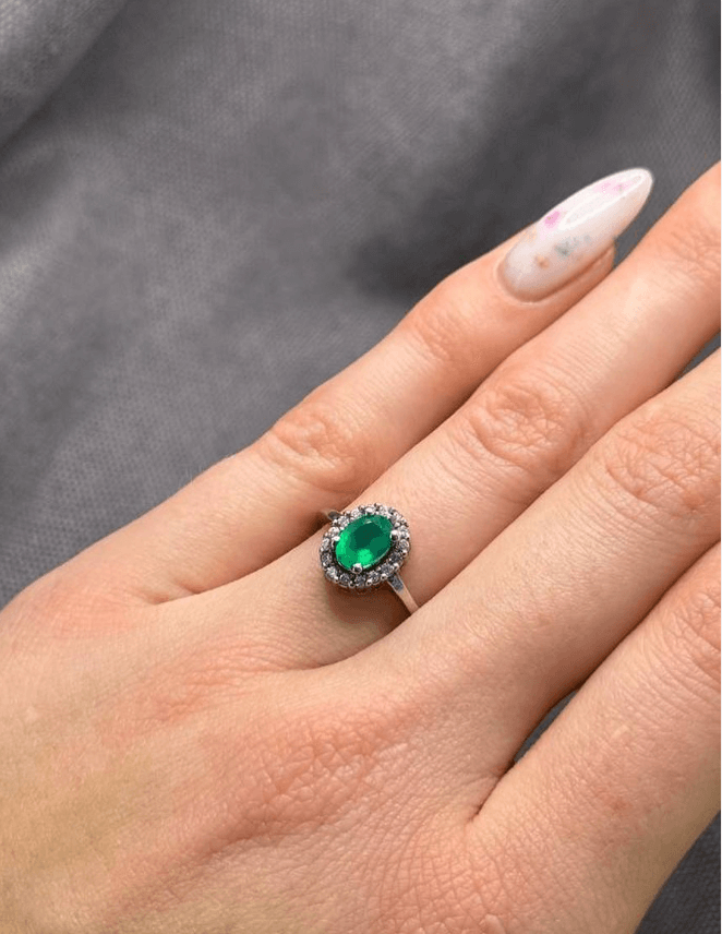 Серебряное кольцо с искусственным изумрудом и фианитами