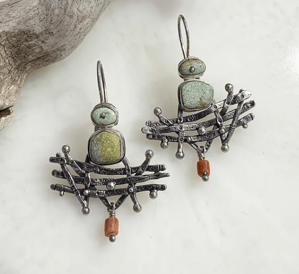 Серьги с натуральными бирюзой и кораллом.Украшения как ноты.