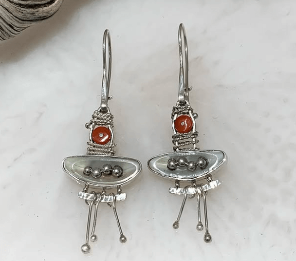 Сережки  с натуральным кораллом  Каждая линия идеальна.