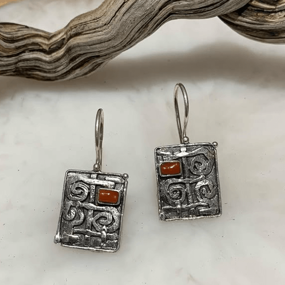 Сережки  с натуральным кораллом ярче и счастливее. Из серебра