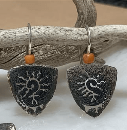 Серьги  с натуральным кораллом и эксклюзивным дизайном