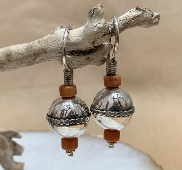 Серьги  с натуральным кораллом стилизованы под старинную модель.
