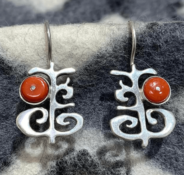 Сережки с кораллом из серебра