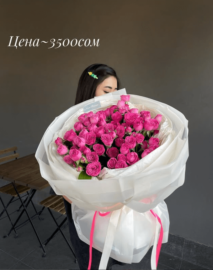 Букет из розовых кустовых роз