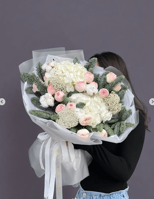Новогодний букет цветы нежно-розовых и белых оттенков