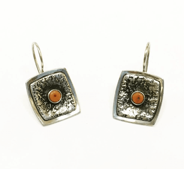 Сережки с кораллом из серебра