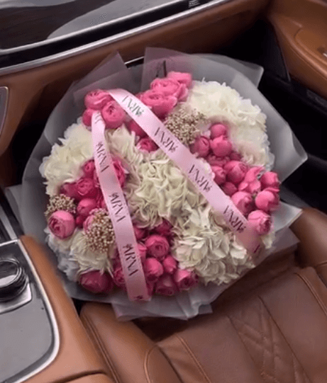 Букет цветов с пионовидными спрей розами сорта Silva Pink