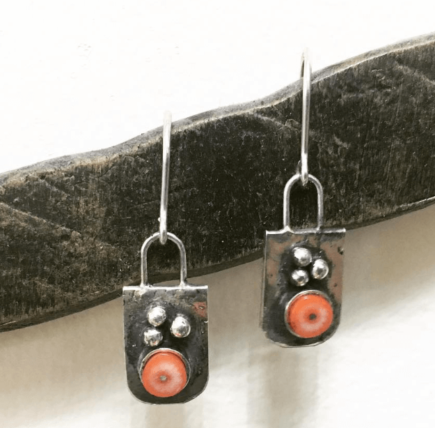 Сережки с кораллом из серебра