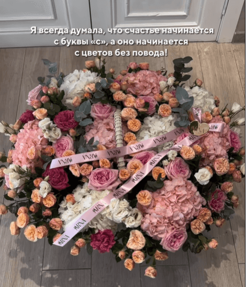 Цветочная композиция в корзине микс
