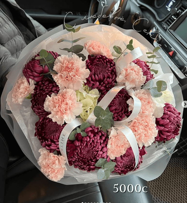 Букет цветов микс с хризантемами и гвоздиками