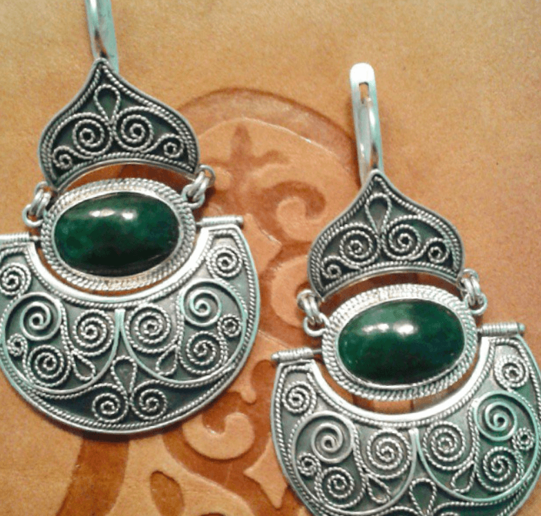 Серьги из серебра, камень - нефрит, работа филигранью, ручная работа