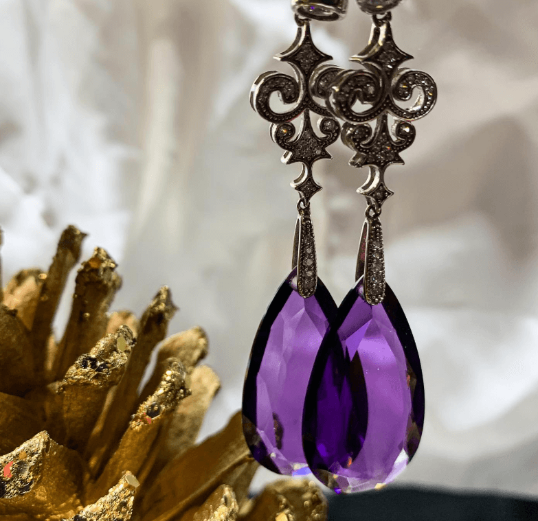 Сережки из серебра Фиолетовый — один из самых таинственных и неоднозначных оттенков