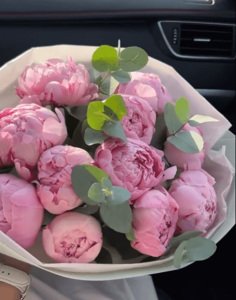 Букет из розовых пионов
