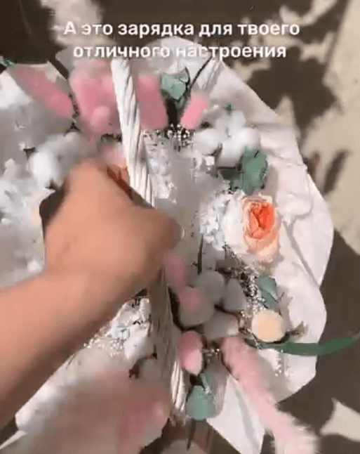 Цветочная композиция из стабилизированных цветов в корзине