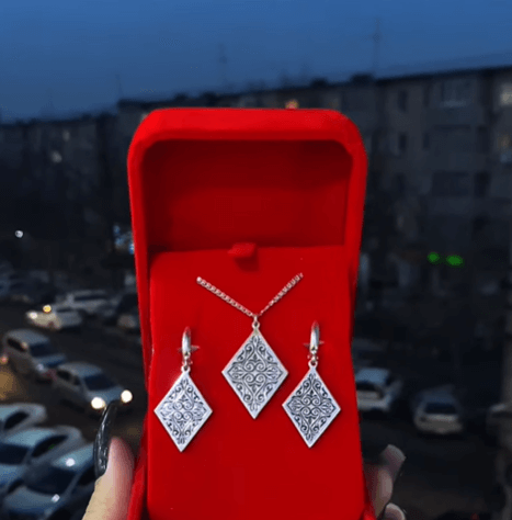 Этнические аксессуары – это находка для любителей смелых и ярких образов Набор из серебра серьги и кулон цепочка