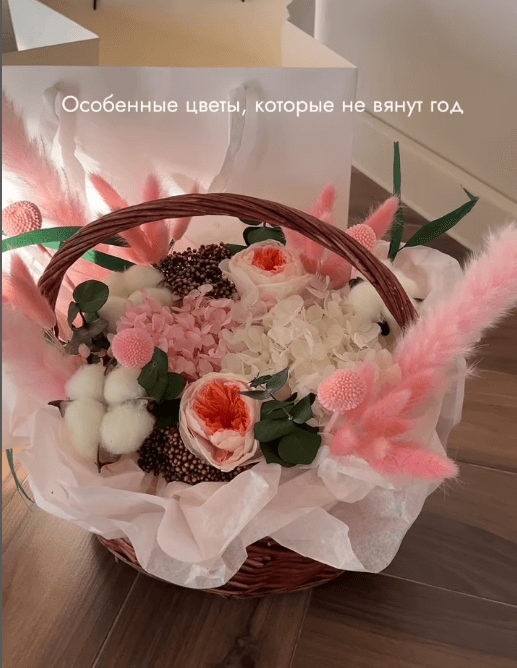 Цветочная композиция из стабилизированных цветов в корзине размер S